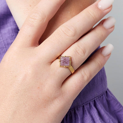 Goudkleurige Open Ring – Roze Ruitvormige Steen – Roestvrijstaal (RVS) – One Size