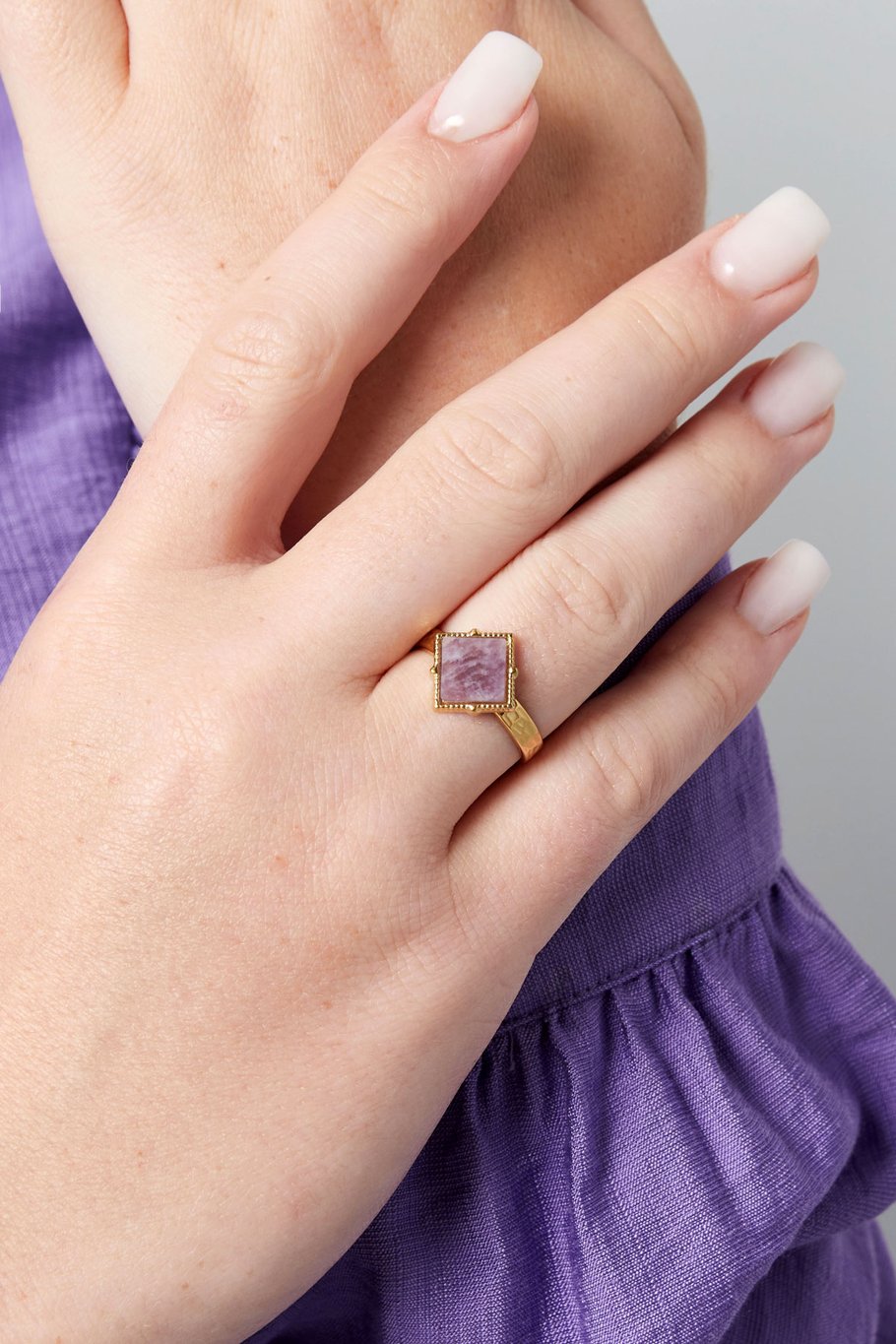 Goudkleurige open ring met roze ruitvormige steen – RVS, one size – foto 2