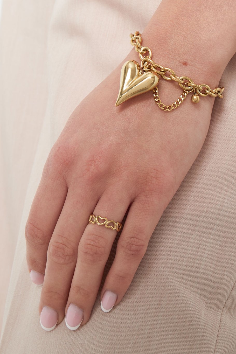 "Love All Over" Ring mit goldenen Herzen - Edelstahl - Einheitsgröße - Romantischer Schmuck - 1,20g - Perfektes Geschenk