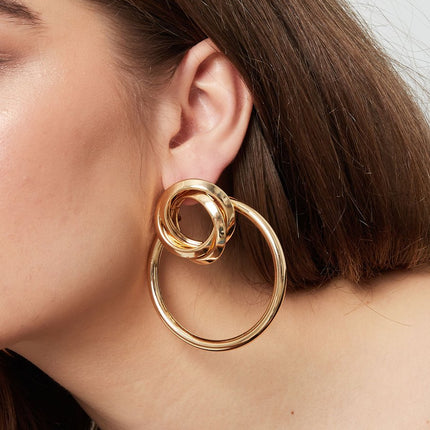 Gouden Schakeloorbellen met Knoopdesign – Trendy 7 cm Oorbellen – Metaal – Alledaags & Feestelijk – 28,8 gram – Modieuze Statement Oorbellen