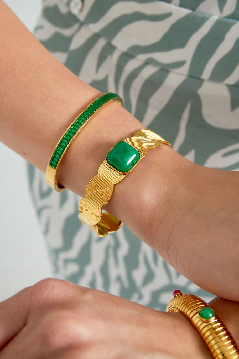 Boho Armband – Goldfarbener Edelstahl mit grünem Stein – Robustes Unisex-Schmuckstück