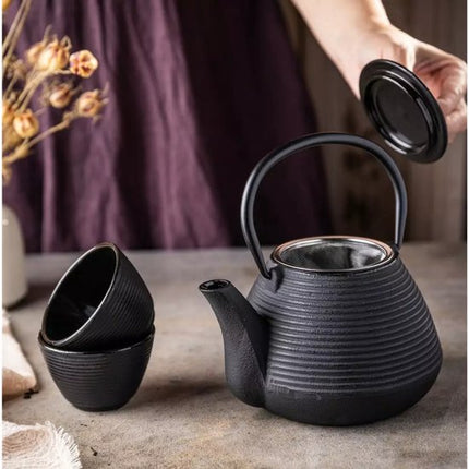 Kinghoff Gietijzeren Theepot met Roestvrijstalen Filter - Inclusief 2 Kopjes van 115 ml (KH1846) - Capaciteit: 1,0 Liter - Traditioneel Design met Comfortabel Handvat