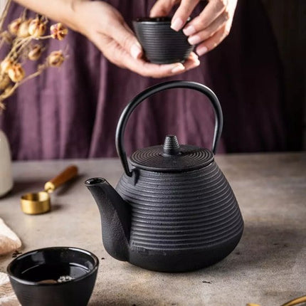 Kinghoff Gietijzeren Theepot met Roestvrijstalen Filter - Inclusief 2 Kopjes van 115 ml (KH1846) - Capaciteit: 1,0 Liter - Traditioneel Design met Comfortabel Handvat