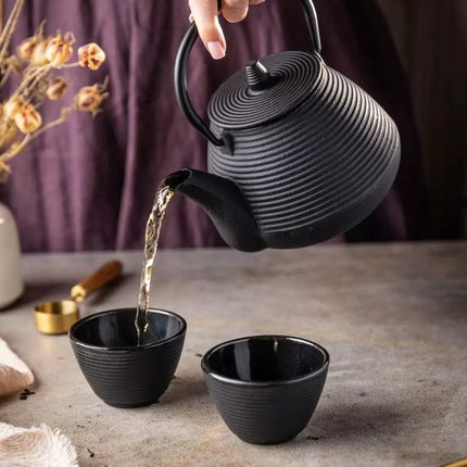 Kinghoff Gietijzeren Theepot met Roestvrijstalen Filter - Inclusief 2 Kopjes van 115 ml (KH1846) - Capaciteit: 1,0 Liter - Traditioneel Design met Comfortabel Handvat