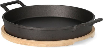 HOMLA - Andreas Gietijzeren Koekenpan - Cast Iron Frying Pan - met Bamboe Onderzetter - Twee Handgrepen - Ovenbestendige Grillpan & Serveerpan - Duurzame Skillet - 25 x 20 cm - Zwart
