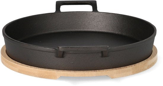 HOMLA - Andreas Gietijzeren Koekenpan - Cast Iron Frying Pan - met Bamboe Onderzetter - Twee Handgrepen - Ovenbestendige Grillpan & Serveerpan - Duurzame Skillet - 25 x 20 cm - Zwart