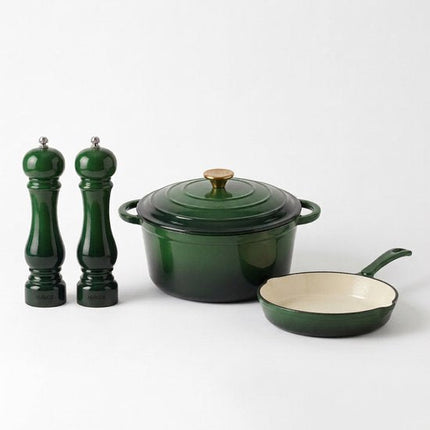 Hage - 4-Delig Keukenset - Geëmailleerde Gietijzeren Kookset - 5L Braadpan 26 cm met Deksel & 20 cm Koekenpan - 2 Handmatige Kruidenmolens 100 ml - Inductie, Gas & Oven - Keramische Maalschijven - Flesgroen