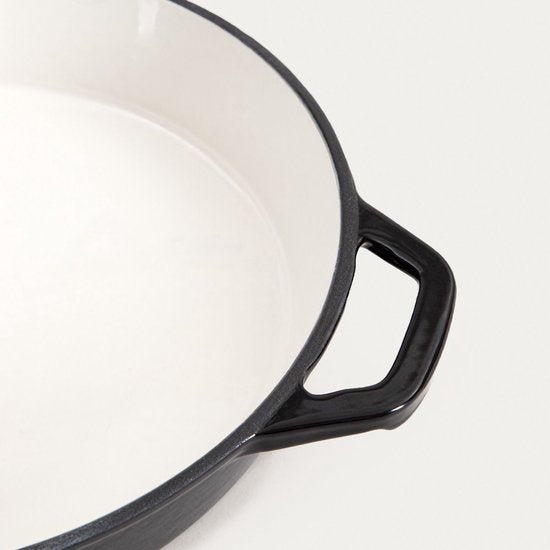 Homla - Andreas Gusseisenpfanne - Gusseiserne Bratpfanne - Backofenfest bis 220°C - Steakpfanne oder Bratpfanne für Induktion geeignet - Langlebige Bratpfanne - Ø26 x 5 cm - Beige & Schwarz - Emaillierte Pfanne