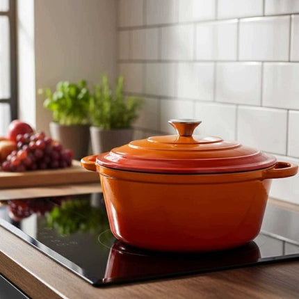 Hage - Kookpan - Gietijzeren Pot met Deksel - Geëmailleerd - Inductie & Oven Geschikt - Inclusief Mini Ovenhandschoenen & Onderzetter - Voor Braden, Stoven, Soep & Brood - 5 Liters - Ø26 cm - Oranje