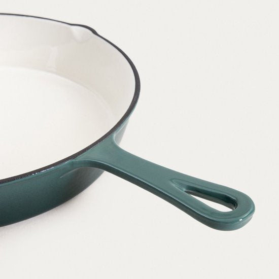 Homla – Andreas gusseiserne Pfanne – Bratpfanne aus Gusseisen – Ofenfest bis 220 °C – Steak- oder Bratpfanne für Induktion geeignet – Langlebige Bratpfanne – Ø 26 x 5 cm – Grün emaillierte Pfanne