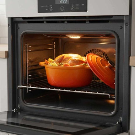 Hage - Kookpan - Gietijzeren Pot met Deksel - Geëmailleerd - Inductie & Oven Geschikt - Inclusief Mini Ovenhandschoenen & Onderzetter - Voor Braden, Stoven, Soep & Brood - 4 Liters - Ø24 cm - Oranje