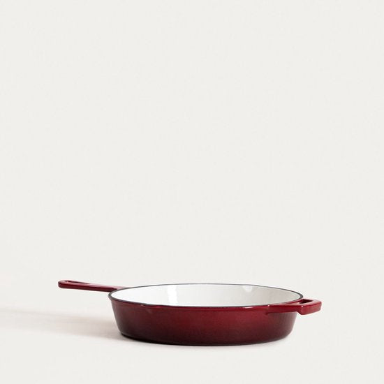 Homla - Andreas Cast Iron Pan - Gietijzeren Koekenpan - Ovenbestendig 220°C - Steakpan of Bakpan Inductie Geschikt - Duurzame Koekenpan - Ø26 x 5 cm - Bordeauxrode Geëmailleerde Pan