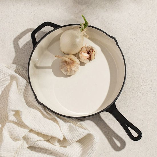 Homla - Andreas Gusseisenpfanne - Gusseiserne Bratpfanne - Backofenfest bis 220°C - Steakpfanne oder Bratpfanne für Induktion geeignet - Langlebige Bratpfanne - Ø26 x 5 cm - Beige & Schwarz - Emaillierte Pfanne