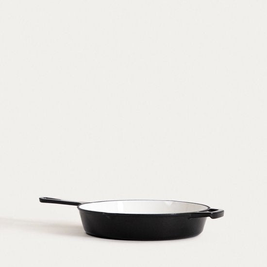 Homla - Andreas Gusseisenpfanne - Gusseiserne Bratpfanne - Backofenfest bis 220°C - Steakpfanne oder Bratpfanne für Induktion geeignet - Langlebige Bratpfanne - Ø26 x 5 cm - Beige & Schwarz - Emaillierte Pfanne