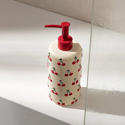Homla - Zeepdispenser - Handzeepdispensermet Kersen Design - Badkameraccessoire - Handzeepdispenser voor Badkamer & Keuken - 540 ml - Polyresin - 7.8 x 21 cm - Rood & Wit