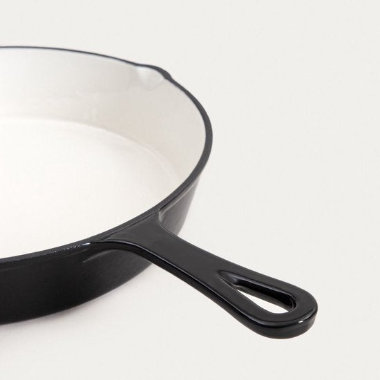 Homla - Andreas Gusseisenpfanne - Gusseiserne Bratpfanne - Backofenfest bis 220°C - Steakpfanne oder Bratpfanne für Induktion geeignet - Langlebige Bratpfanne - Ø26 x 5 cm - Beige & Schwarz - Emaillierte Pfanne