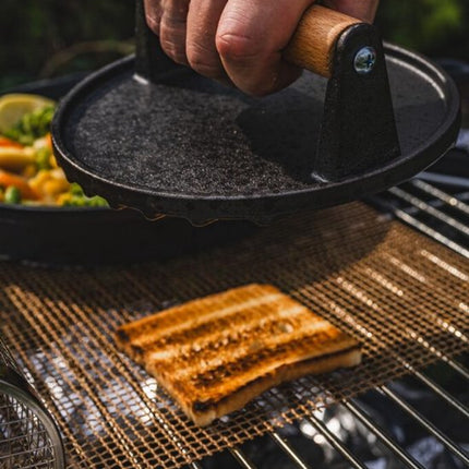 MPLCo - Hamburgerpers Gietijzer - Burger Press met Houten Handgreep - Cast Iron Meat Press - Grillpers voor Hamburgers, Smash Burgers, Steaks & Bacon - BBQ Accessoire - Ø18 cm - Zwart