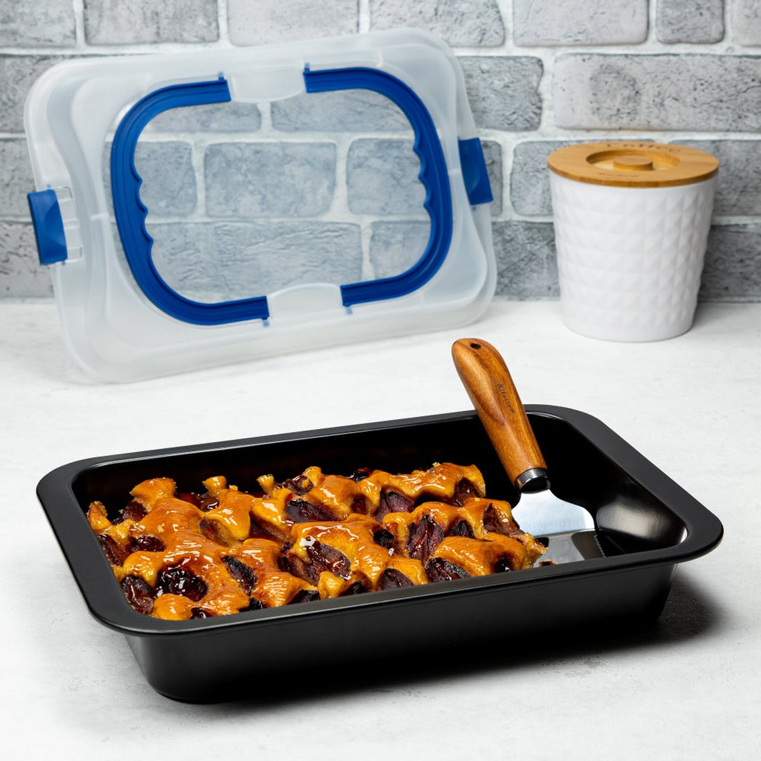 Kinghoff 4197 - Baking tin - Rectangular - 36 x 24.5 cm - With lid