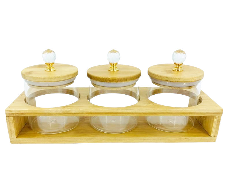 3 bocaux en verre dans un grand support en bambou