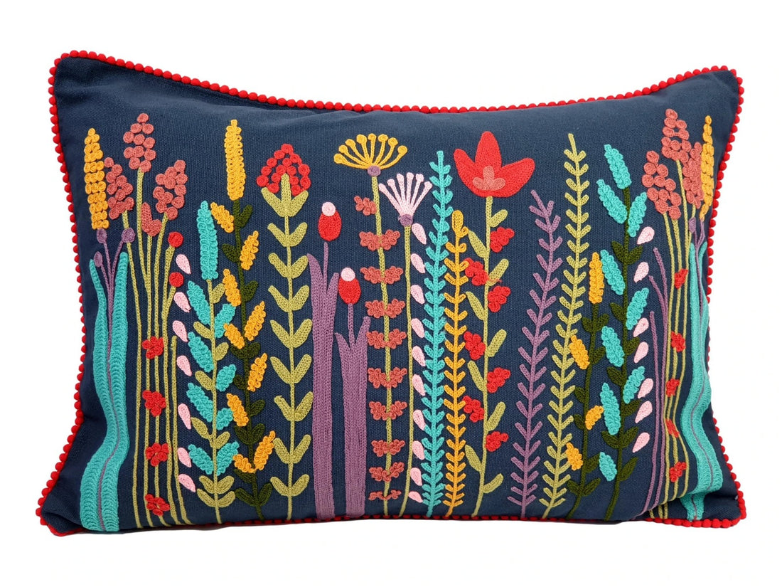 Geborduurde kussenhoes met wilde bloemen35 x 50 cm