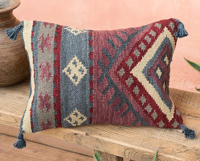 Handgeweven kilim kussenhoes 35 x 50 cm – gestreept, met crème hoekkwasten