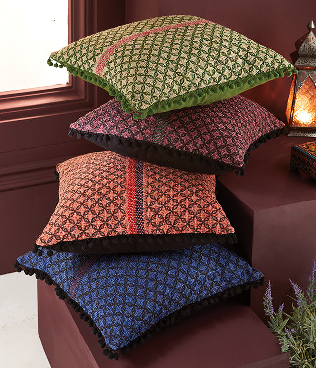 Oosterse Khadi kussenhoes 45 x 45 cm – handgemaakt katoen met pompons – foto 2