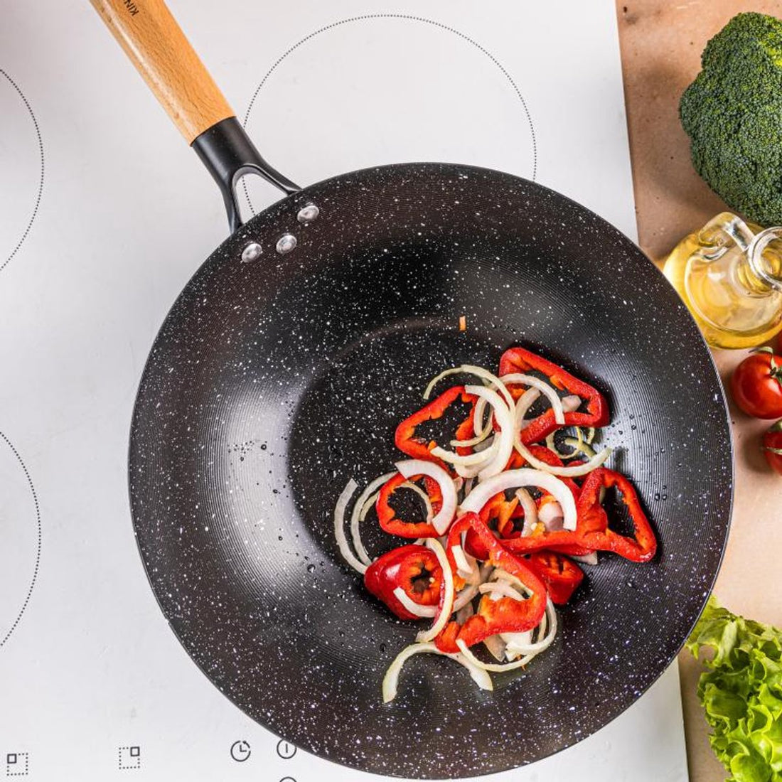 KINGHoff KH1983 Wokpfanne 30 cm – Pfanne zum Wokken und Braten – Geeignet für alle Herdarten inklusive Induktion – Holzgriff – Antihaftbeschichtung – Wokpfanne – Bratpfanne