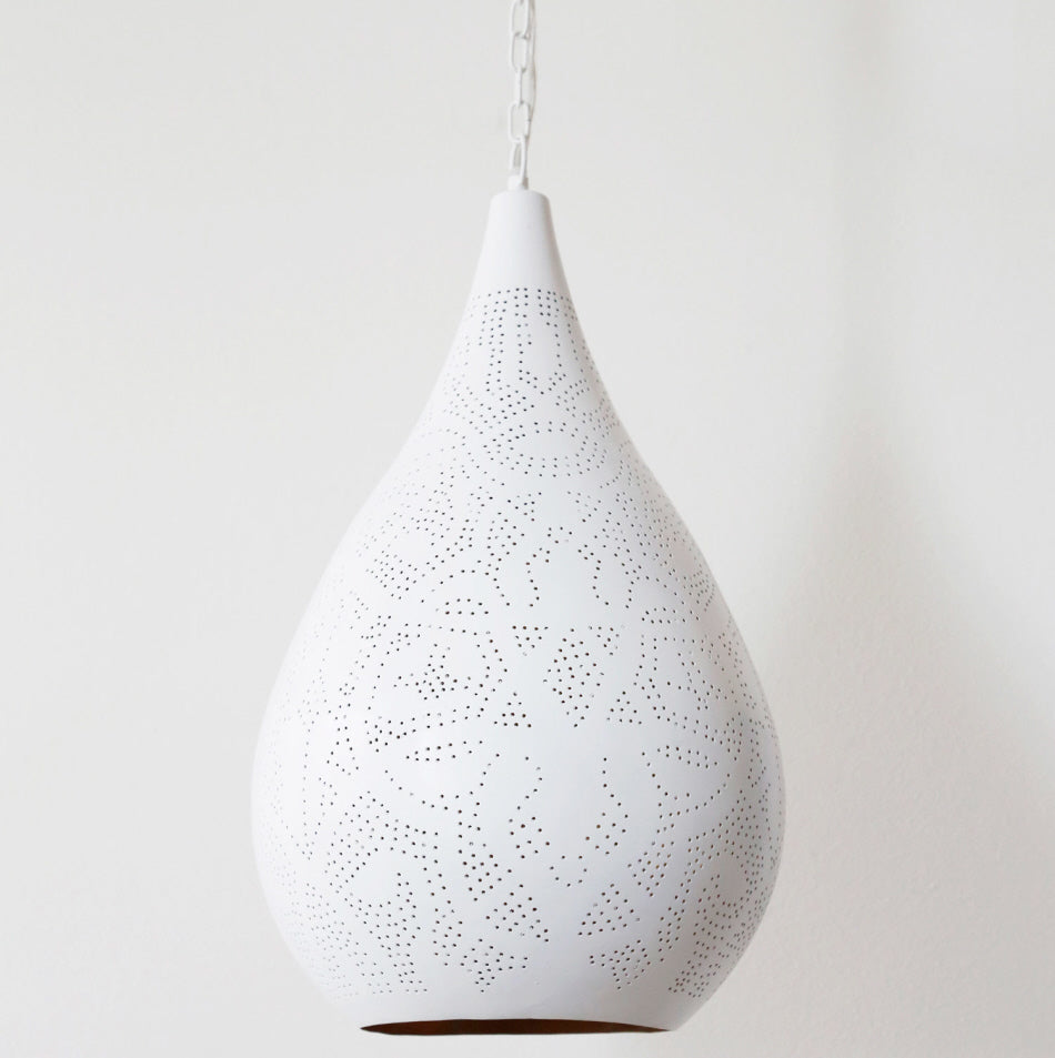 Suspension style filigrane oriental, extérieur blanc mat et intérieur doré