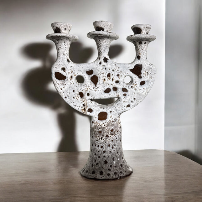 Handgemaakte Marokkaanse Kandelaar met Gezichtsmotief in Wit-Bruin Glazuur