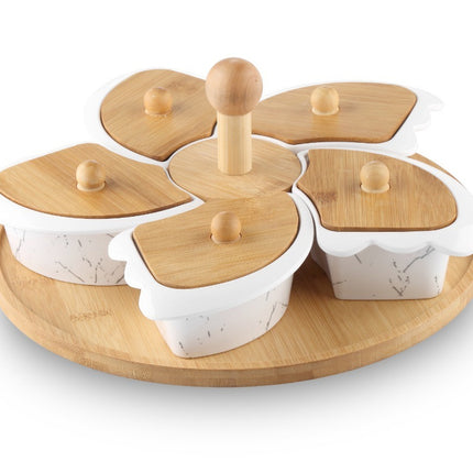 Serveer tapasschaal op houten draaiplateau met melamine schaaltjes