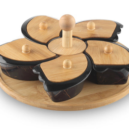 Serveer tapasschaal op houten draaiplateau met melamine schaaltjes