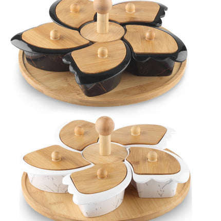 Serveer tapasschaal op houten draaiplateau met melamine schaaltjes
