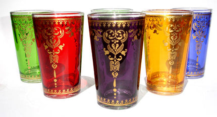 Kleurrijke Marokkaanse theeglazen versierd met traditionele gouden patronen (pak van 6 glazen)