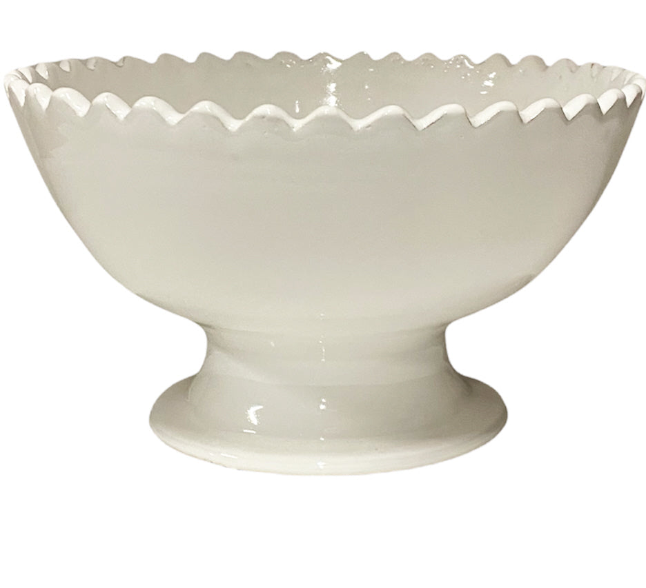plat en céramique à motif zigzag sur pied